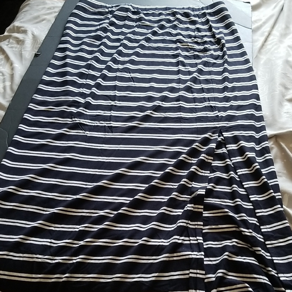 Reitman's Ladies Skirt with Asymmetrical Slit Blue And White  Size Med